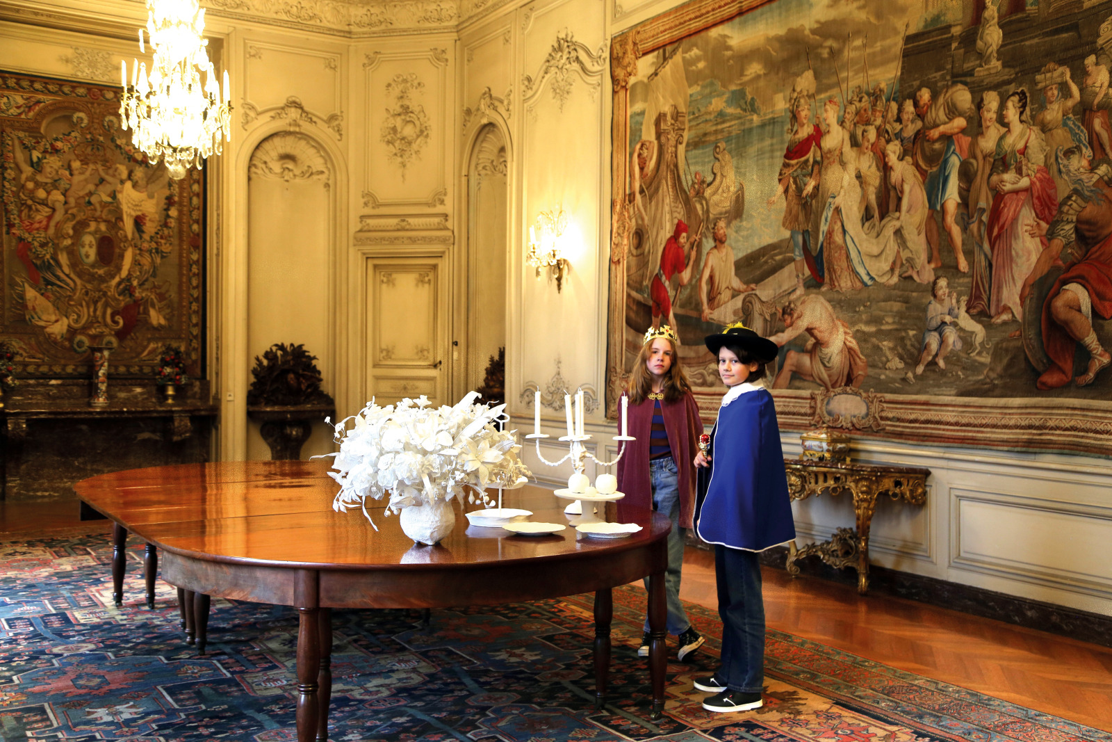 Enfants déguisés se tenant dans la salle principale du château 