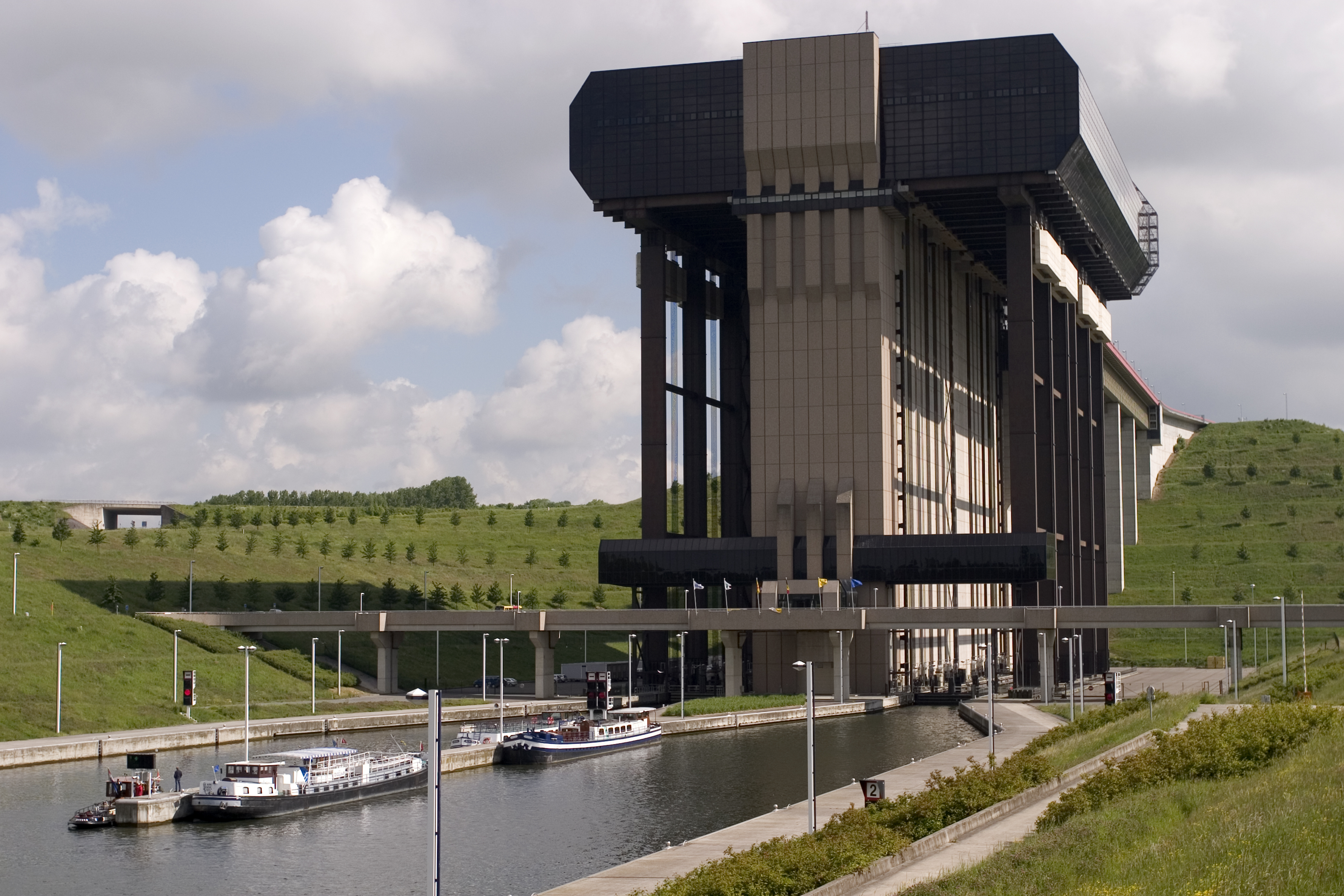 Ascenseur funiculaire de Strépy-Thieu avec des bateaux