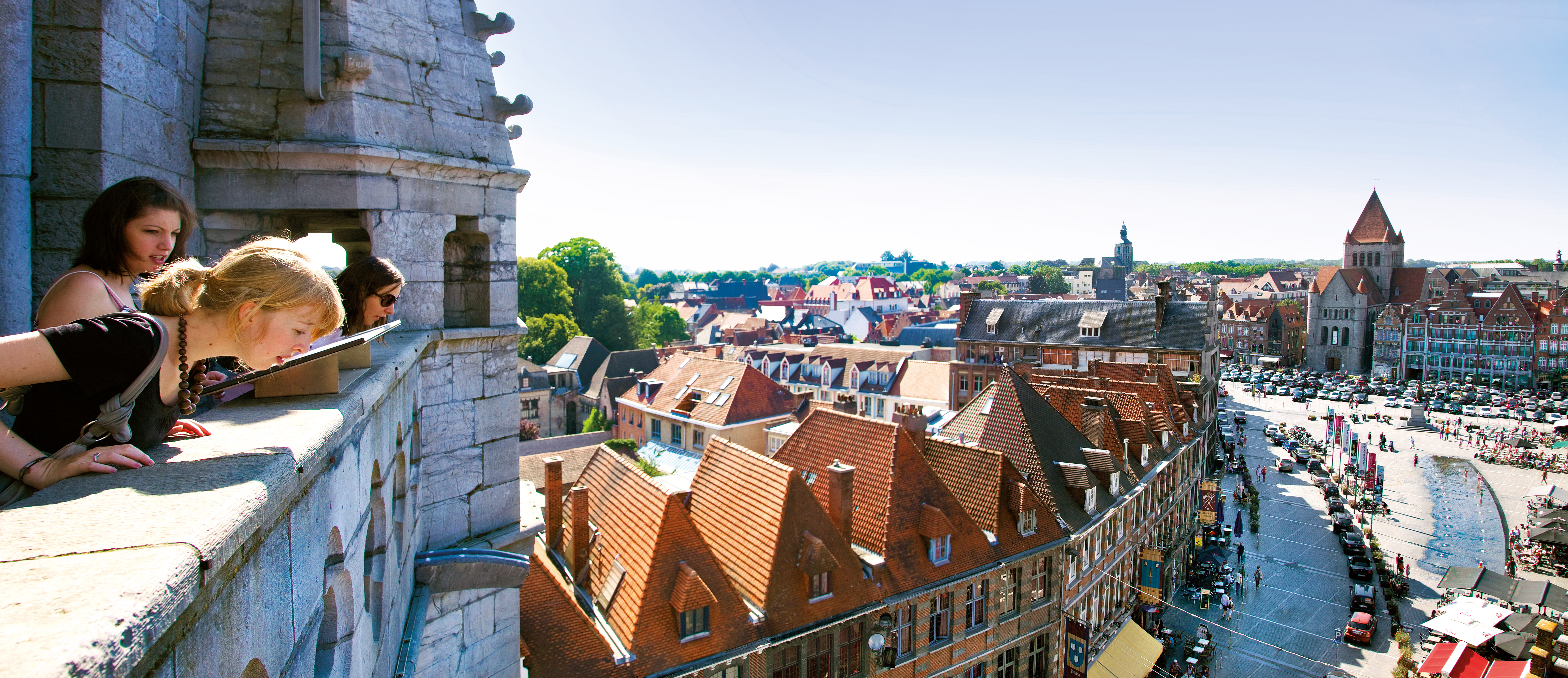 Panorama de la Grand-Place de Tournai et vue sur les toitures de bâtiments