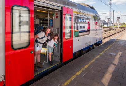 Une femme et sa fille descendent d'un train dans une gare en Wallonie