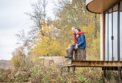 Couple au bord de l'étang de Virelles devant l'Aquascope