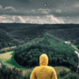 Personne en ciré jaune devant le point de vue du tombeau du géant