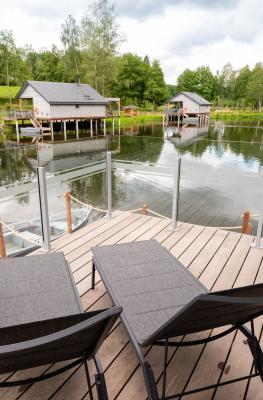 Terrasse - transat - bord de l'eau - barque - vue sur les lodges